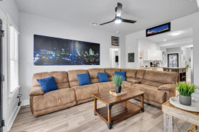 San Antonio Home Minutes to Downtown with Hot Tub!